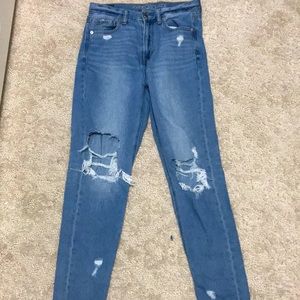 AMERICAN EAGLE DISTRESSED MOM JEANS
